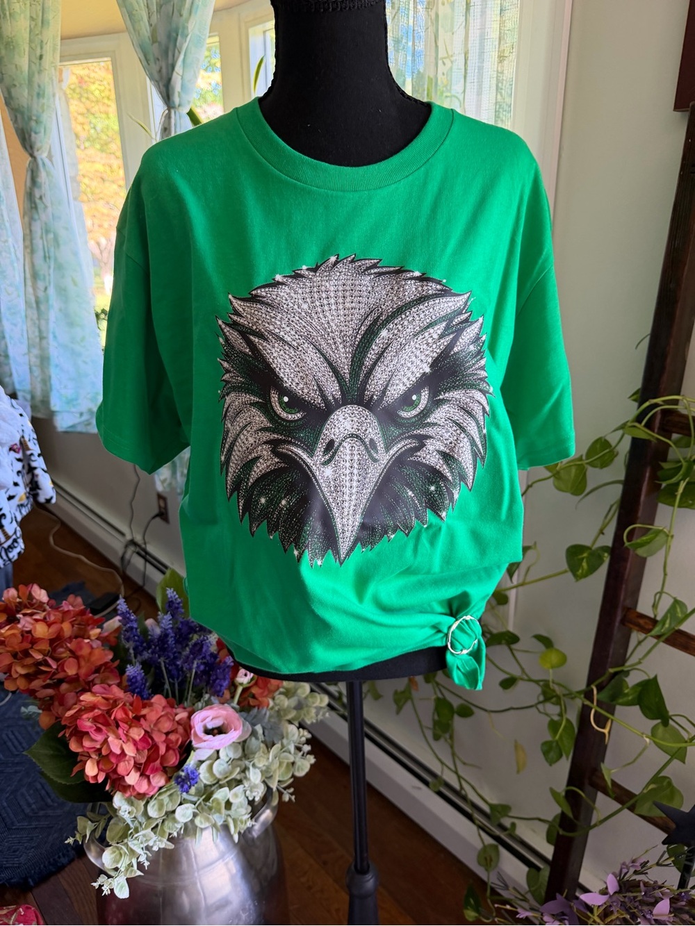 Philadelphia Eagles Short-Sleeve Tee with Bold Eagle Graphic